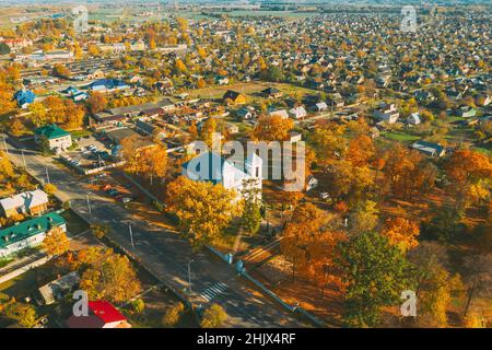 Kobryn, région de Brest, en Biélorussie. Cityscape Skyline en automne journée ensoleillée. Vue d'ensemble de l'église de la Dormition. Célèbre Monument Historique. Église de Banque D'Images