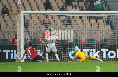 Yaoundé, Cameroun, 30 janvier 2022: Trézéguet de l'Egypte marquant leur deuxième but pendant le Maroc contre l'Egypte - coupe de l'Afrique des Nations au stade Ahmadou Ahidjo.Prix Kim/CSM. Banque D'Images