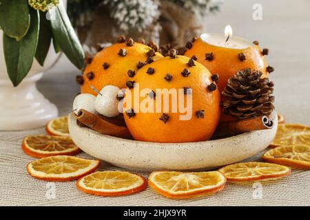 Boules de pommes orange. Décoration de Noël traditionnelle. Fête Banque D'Images