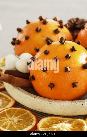 Boules de pommes orange. Décoration de Noël traditionnelle. Fête Banque D'Images