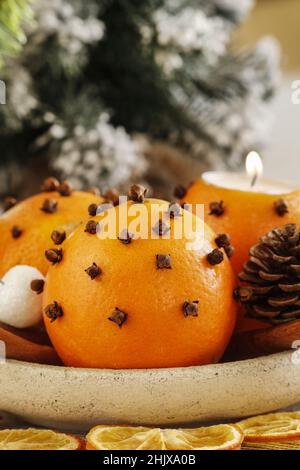 Boules de pommes orange. Décoration de Noël traditionnelle. Fête Banque D'Images