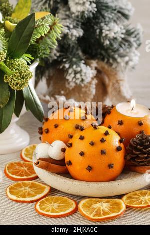 Boules de pommes orange. Décoration de Noël traditionnelle. Fête Banque D'Images