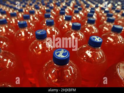 Photo de dossier datée du 09/09/11 de bouteilles de l'IRN Bru dans la salle de production de l'usine IRN Bru d'AG Barr à Cumbernauld.L'entreprise derrière IRN-Bru a révélé que les prix de ses boissons ont augmenté en raison de l'inflation.Les patrons d'AG Barr ont déclaré avoir constaté une augmentation des coûts des matières premières, y compris les factures d'emballage et d'énergie, ce qui a conduit à des mesures de réduction des coûts, ajoutant qu'ils ont « ajusté nos prix avec les clients le cas échéant ».Date de publication : le mardi 1 février 2022. Banque D'Images