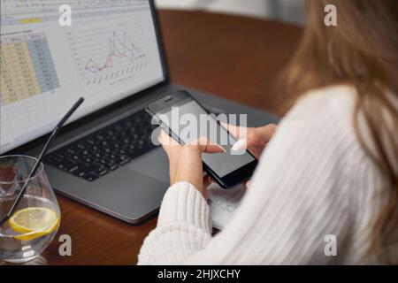 Femme utilisant un smartphone.Des femmes tapant un message texte Banque D'Images