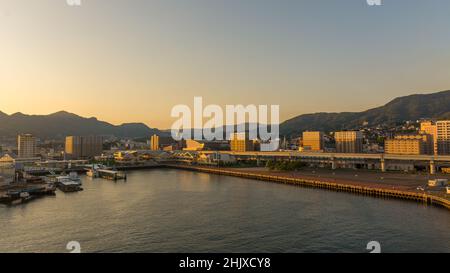 Belle vue sur la ville de Sasebo baignée de lumière dorée au coucher du soleil à Nagasaki, Japon. Banque D'Images