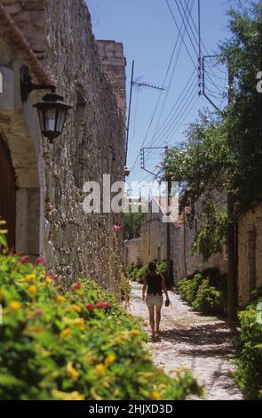 Vue pittoresque sur le village de Lofou, district de Limassol, Chypre, avec une touriste féminine en premier plan Banque D'Images