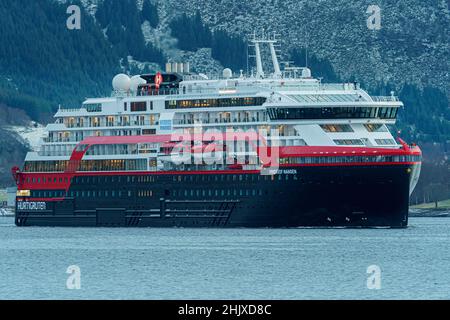 ULSTEINVIK, NORVÈGE - 2020 FÉVRIER 04.Navire de croisière d'exploration Fridtjof Nansen naviguant dans le fjord de Norvège. Banque D'Images