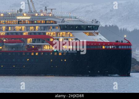 ULSTEINVIK, NORVÈGE - 2020 FÉVRIER 04.Navire de croisière d'exploration Fridtjof Nansen naviguant dans le fjord de Norvège. Banque D'Images