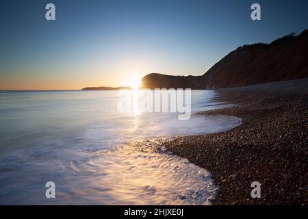 Coucher de soleil sur Jacob's Ladder Beach.Sidmouth, Devon, Royaume-Uni. Banque D'Images