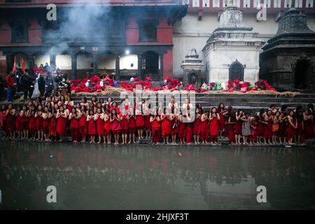 Katmandou, Népal.01st févr. 2022.Les dévotés offrent des prières avant de prendre un bain Saint sur la rivière Bagmati au temple de Pashupatinath pendant le festival de Swathani Brata Katha.Au cours de ce mois-long festival, les dévotés récitent les Saintes Écritures dédiées à la déesse hindoue Swathani et à Dieu hindou Lord Shiva.Les femmes non mariées prient pour obtenir un bon mari tandis que celles mariées prient pour la longévité de leurs maris en observant un mois long rapidement.(Photo de Prabin Ranabhat/SOPA Images/Sipa USA) crédit: SIPA USA/Alay Live News Banque D'Images