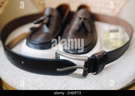 Ensemble de chaussures et de ceinture pour marié. Accessoires pour hommes. Banque D'Images
