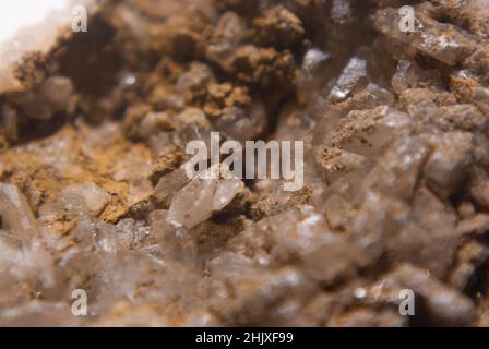 Gros plan des cristaux de calcite dans la terre Banque D'Images