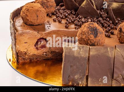 Gâteau au chocolat et à la cerise, décoré de truffes, gros plan Banque D'Images