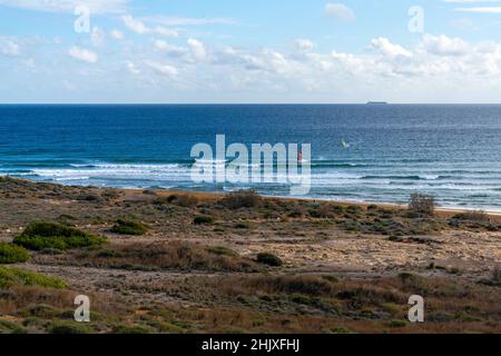 Planche à voile sur la plage isolée du parc régional de Calblanque dans le sud de Murcie Banque D'Images