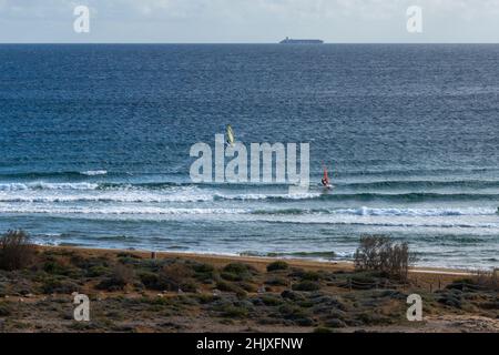 Planche à voile sur la plage isolée du parc régional de Calblanque dans le sud de Murcie Banque D'Images