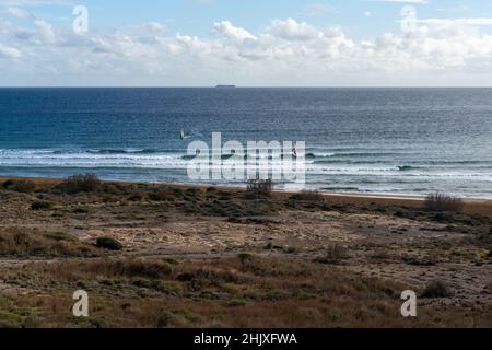 Planche à voile sur la plage isolée du parc régional de Calblanque dans le sud de Murcie Banque D'Images