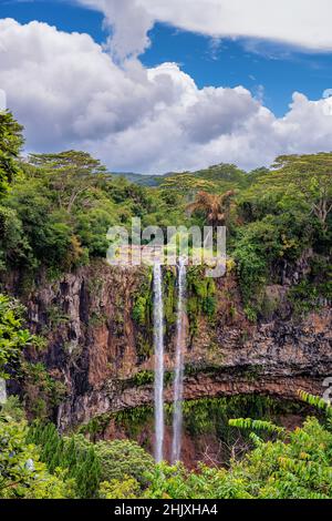 Chutes de Chamarel dans la jungle de l'île tropicale de Maurice. Banque D'Images