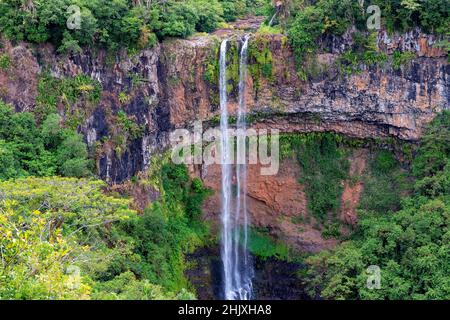 Chutes de Chamarel dans la jungle de l'île tropicale de Maurice. Banque D'Images