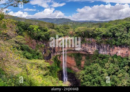 Chutes de Chamarel dans la jungle de l'île tropicale de Maurice. Banque D'Images