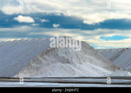 Une vue détaillée de grandes collines de sel de mer industriel dans les mines de sel de Santa Pola en Espagne Banque D'Images