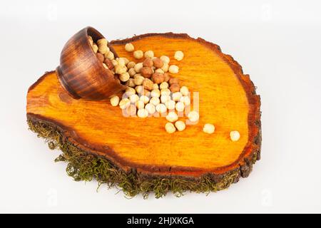 Macro photo noisettes noisettes.noisettes dans un bol en bois sur fond de souche Banque D'Images