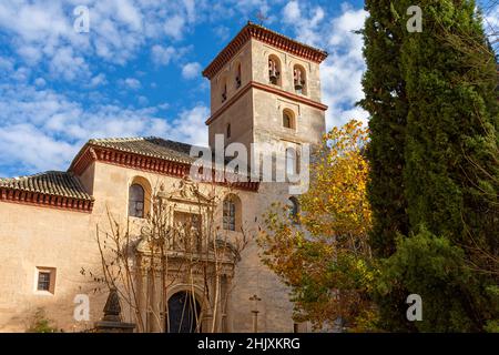 GRANADA ANDALUCIA ESPAGNE CARRERA DEL DARRO ET CHUCH Iglesia Parroquial de san Pedro y san Pablo ET FEUILLES D'AUTOMNE Banque D'Images