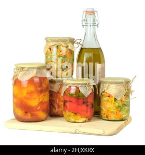 Pots en verre de variété de légumes marinés ou fermentés faits maison isolés sur fond blanc.Concept alimentaire fermenté.Les aliments probiotiques dans un régime équilibré Banque D'Images