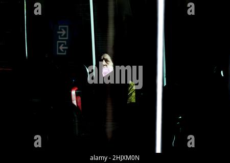 Homme en bus portant un masque facial, Barcelone, Espagne. Banque D'Images