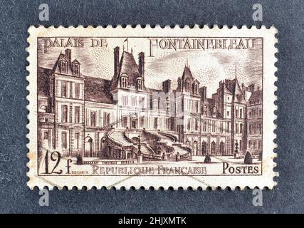 Timbre de potage annulé imprimé par la France, qui montre le château de Fontainebleau (Cour des adieux), vers 1951. Banque D'Images