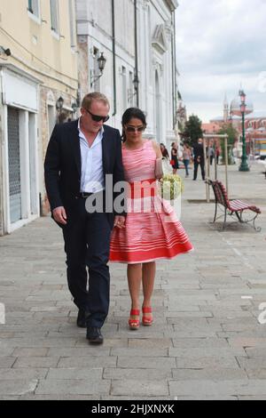 Salma Hayek et son mari François-Henri Pinault marchent main dans la main pendant leur départ à Venise, Italie, septembre 1 2012 Banque D'Images