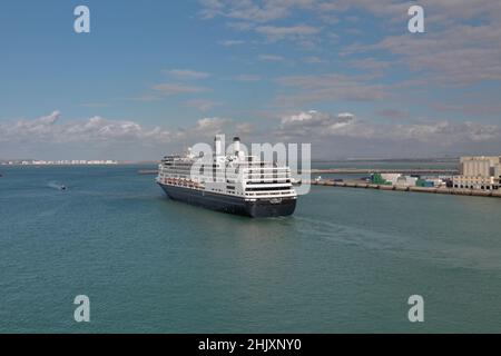 Cadix, Espagne - 25 septembre 2012 : le bateau de croisière va en mer Banque D'Images