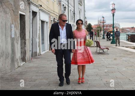 Salma Hayek et son mari François-Henri Pinault marchent main dans la main pendant leur départ à Venise, Italie, septembre 1 2012 Banque D'Images