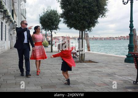 Salma Hayek et son mari François-Henri Pinault marchent main dans la main pendant leur départ à Venise, Italie, septembre 1 2012 Banque D'Images