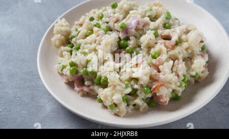 Risotto italien classique aux pois, parmesan, prosciutto.Risi e Bisi (riz et pois de style vénitien) Banque D'Images