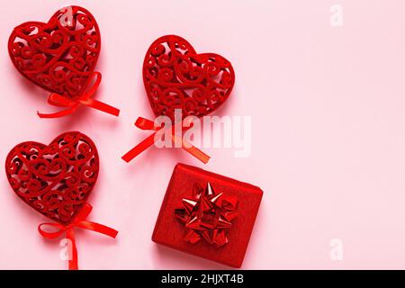 Cœur de Saint-Valentin rouge et boîte-cadeau sur fond rose avec espace. Espace de copie plat Lay top View. Banque D'Images