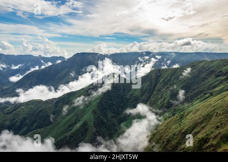 vallée de la chaîne de montagnes remplie de nuages bas avec ciel spectaculaire le matin image est prise au sommet de latilum shillong meghalaya inde. Banque D'Images