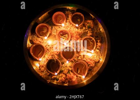 lampes à huile beaucoup dans la plaque isolée avec un fond noir pour la célébration de festival comme diwali holi ou autre festival culturel. Banque D'Images