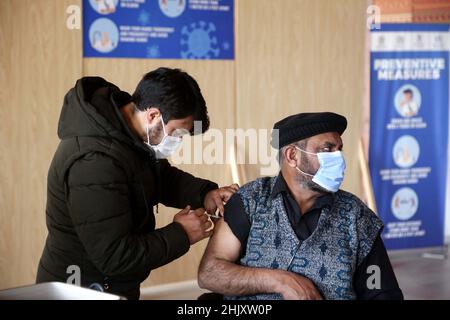 Islamabad, Pakistan.1st févr. 2022.Le 1 février 2022, un homme reçoit une dose du vaccin COVID-19 dans un centre de vaccination à Islamabad, capitale du Pakistan.Le Pakistan a signalé lundi 5 327 nouveaux cas de COVID-19 et 32 autres décès, a déclaré mardi le Centre national de commandement et d'opération (CNCO).Crédit : Ahmad Kamal/Xinhua/Alamy Live News Banque D'Images