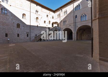 Place Piazza della Repubblica, Cour du palais Palazzo Trinci, Foligno, Ombrie, Italie, Europe Banque D'Images