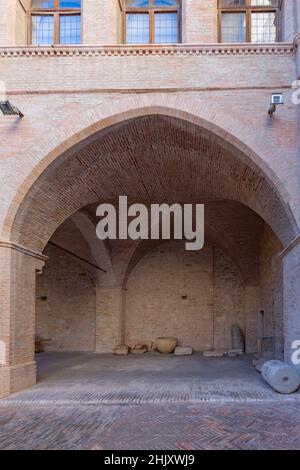 Place Piazza della Repubblica, Cour du palais Palazzo Trinci, Foligno, Ombrie, Italie, Europe Banque D'Images