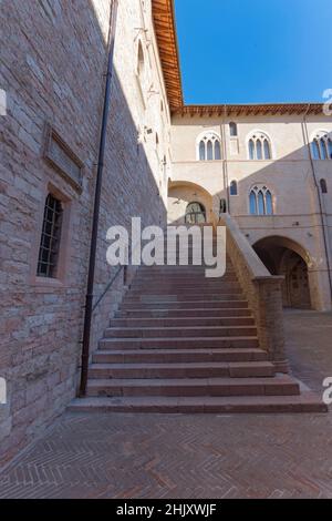 Place Piazza della Repubblica, Cour du palais Palazzo Trinci, Foligno, Ombrie, Italie, Europe Banque D'Images