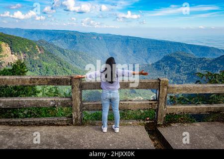 jeune fille appréciant la chaîne de montagnes avec ciel bleu vif l'après-midi de l'image d'angle plat est prise à sept soeur cascade cherrapunji meghalay Banque D'Images