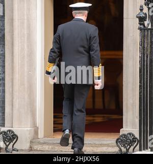 Downing Street, Londres, Royaume-Uni.1 février 2022.Le Chef d'état-major de la Défense Sir Tony Radakin, dans Downing Street, pour un exposé du Cabinet le jour où le PM Boris Johnson vole en Ukraine pour des réunions.Crédit : Malcolm Park/Alay Live News. Banque D'Images