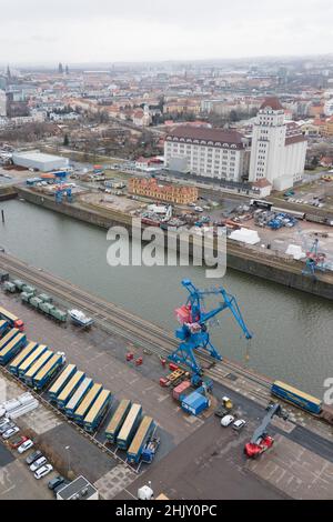 Dresde, Allemagne.01st févr. 2022.Une grue se tient sur la rive du bassin du port d'Alberthafen, sur un lit de chemin de fer (vue aérienne avec drone).Lors d'une conférence de presse, la Sächsische Binnenhäfen Oberelbe GmbH a fourni des informations sur le développement des ports intérieurs saxons et tchèques.Credit: Sebastian Kahnert/dpa-Zentralbild/ZB/dpa/Alay Live News Banque D'Images