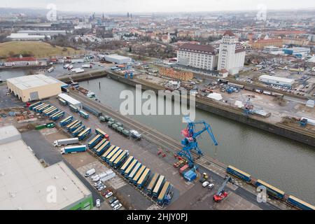 Dresde, Allemagne.01st févr. 2022.Une grue se tient sur la rive du bassin du port d'Alberthafen, sur un lit de chemin de fer (vue aérienne avec drone).Lors d'une conférence de presse, la Sächsische Binnenhäfen Oberelbe GmbH a fourni des informations sur le développement des ports intérieurs saxons et tchèques.Credit: Sebastian Kahnert/dpa-Zentralbild/ZB/dpa/Alay Live News Banque D'Images