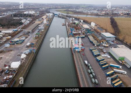 Dresde, Allemagne.01st févr. 2022.Une grue se tient sur la rive du bassin du port d'Alberthafen, sur un lit de chemin de fer (vue aérienne avec drone).Lors d'une conférence de presse, la Sächsische Binnenhäfen Oberelbe GmbH a fourni des informations sur le développement des ports intérieurs saxons et tchèques.Credit: Sebastian Kahnert/dpa-Zentralbild/ZB/dpa/Alay Live News Banque D'Images