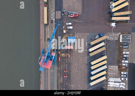 Dresde, Allemagne.01st févr. 2022.Une grue se tient sur la rive du bassin du port d'Alberthafen, sur un lit de chemin de fer (vue aérienne avec drone).Lors d'une conférence de presse, Sächsische Binnenhäfen Oberelbe GmbH a fourni des informations sur le développement des ports intérieurs saxons et tchèques.Credit: Sebastian Kahnert/dpa-Zentralbild/ZB/dpa/Alay Live News Banque D'Images