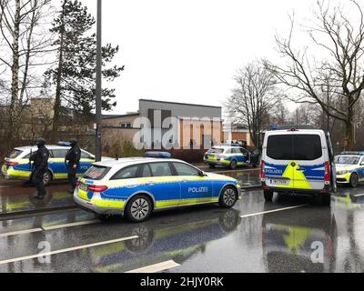 Hambourg, Allemagne.01st févr. 2022.Des voitures de police sont garées devant une école à Hambourg-Jenfeld.Un jeune armé d'une arme à feu aurait peut-être eu accès à l'école.Puisqu'il n'est pas clair si l'homme armé observé est entré dans le bâtiment ou s'est seulement promené dans la direction du bâtiment de l'école et peut-être après l'école, la police a bloqué la zone autour de l'école Otto Hahn, a tweeté la police.Credit: Daniel Bockwoldt/dpa/Alay Live News Banque D'Images