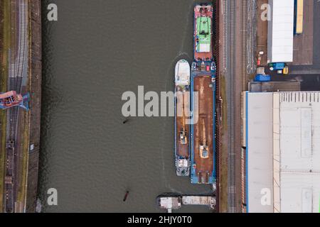 Dresde, Allemagne.01st févr. 2022.Un bateau de poussée se trouve dans le bassin portuaire de l'Alberthafen (vue aérienne avec drone).Lors d'une conférence de presse, Sächsische Binnenhäfen Oberelbe GmbH a fourni des informations sur le développement des ports intérieurs saxons et tchèques.Credit: Sebastian Kahnert/dpa-Zentralbild/ZB/dpa/Alay Live News Banque D'Images