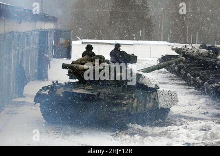 RÉGION DE KHARKIV, UKRAINE - le 31 JANVIER 2022 - les soldats de la brigade mécanisée des forces armées ukrainiennes de 92nd sont à bord d'un char lors d'un exercice, Kha Banque D'Images